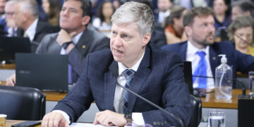 Van Hattem desmente governo Lula sobre afastamento de Adroaldo