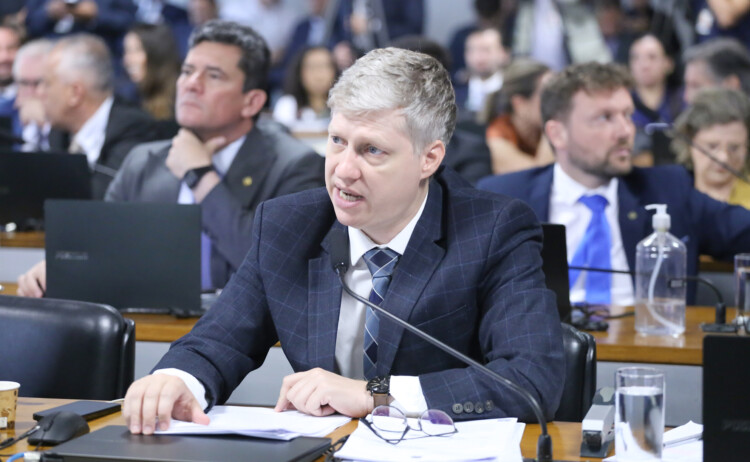 Van Hattem desmente governo Lula sobre afastamento de Adroaldo